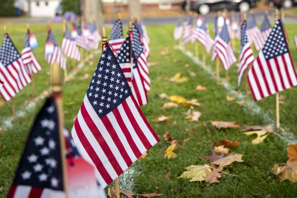 在波特兰的全球网络赌博平台校园绿地上，一排排的小美国国旗被插上，以纪念退伍军人节